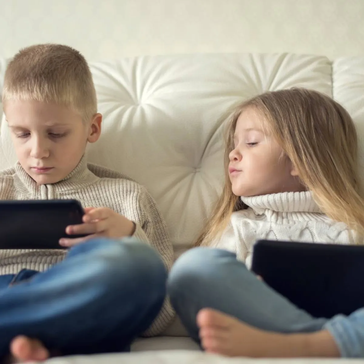 صورة لطفلين مندمجين في اللعب