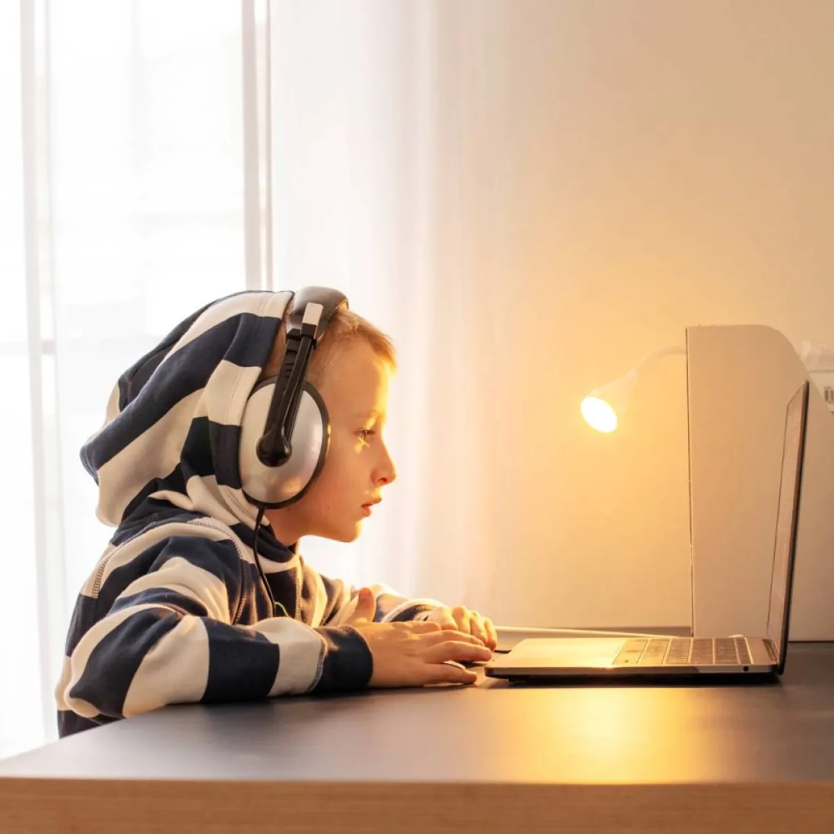 صورة لطفلأمام جهاز اللعب