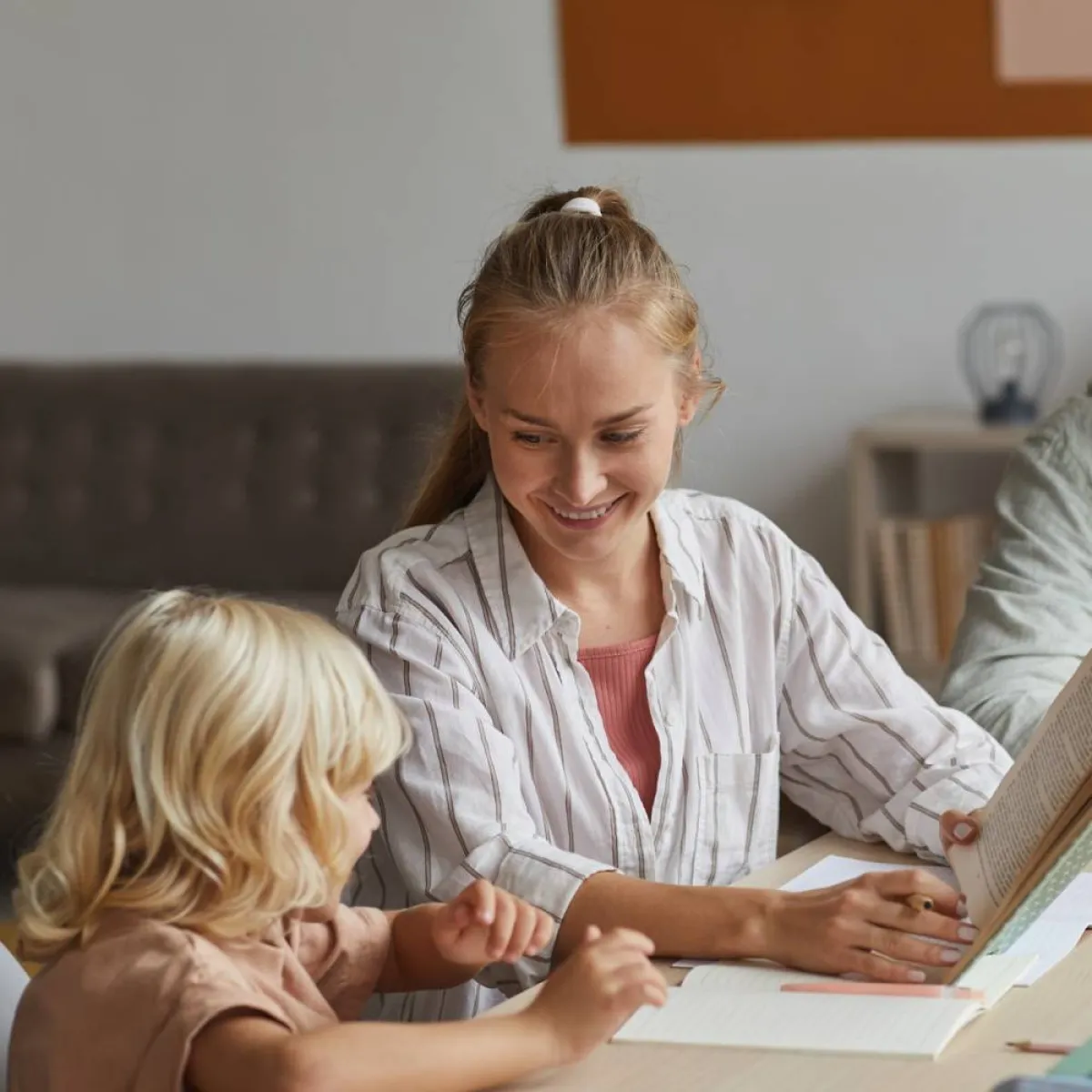 صورة لأم تعلم طفلتها