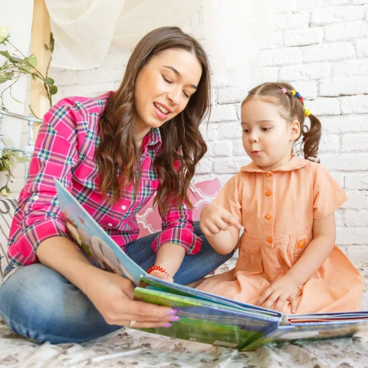 صورة لأم تقرأ مع طفلتها