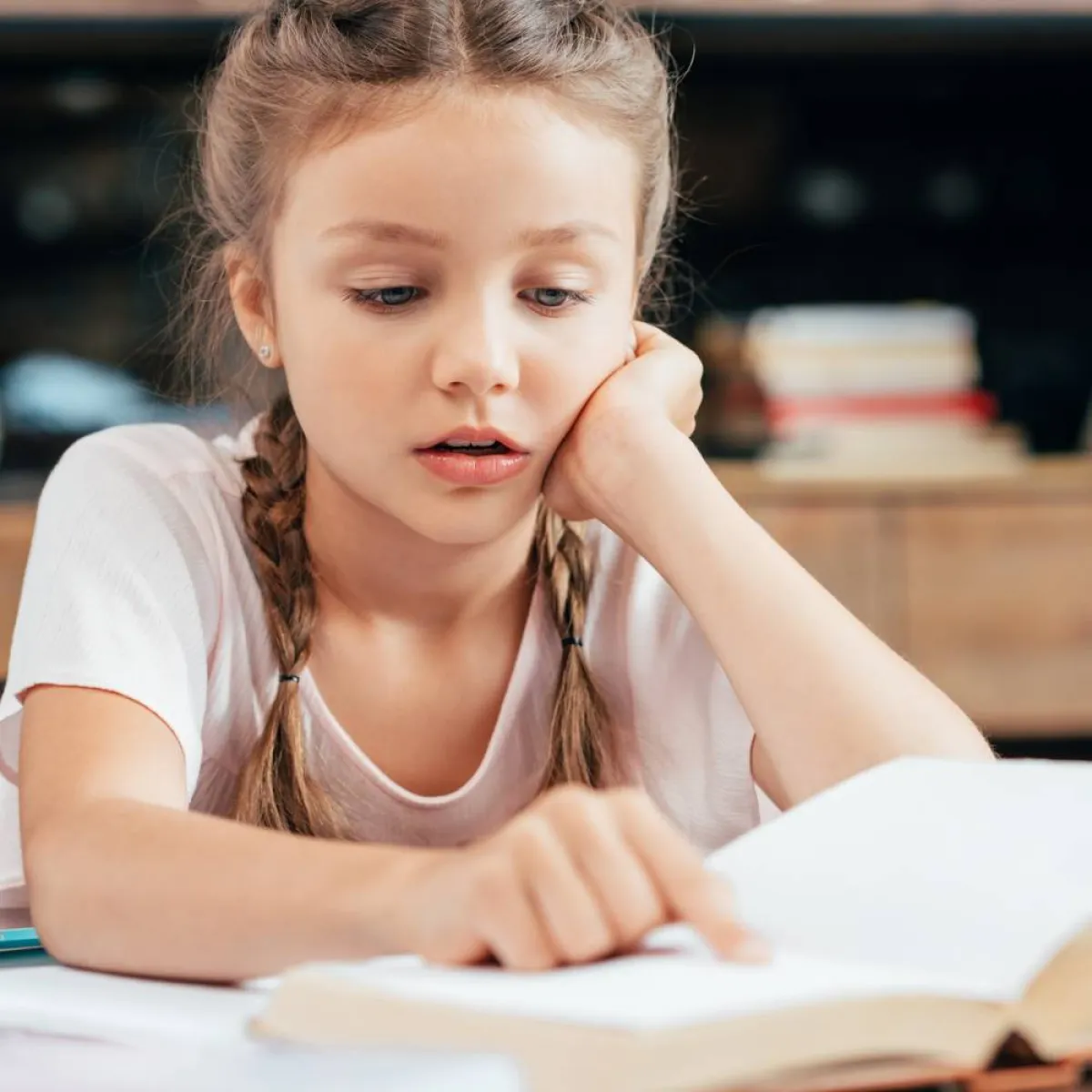 صورة لطفلة تقرأ