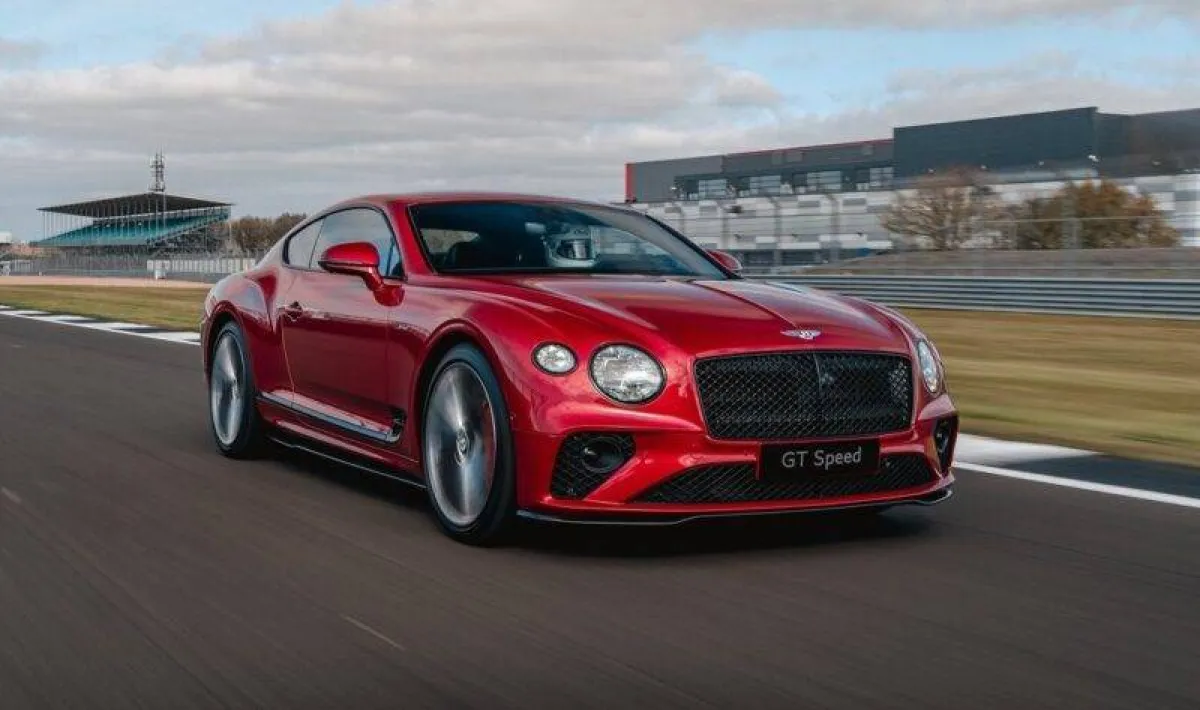 بنتلي السعودية تستعرض قوة سياراتها الخارقة على مضمار سباق الفورمولا 1 بجدة