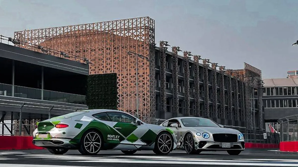 بنتلي السعودية تستعرض قوة سياراتها الخارقة على مضمار سباق الفورمولا 1 بجدة