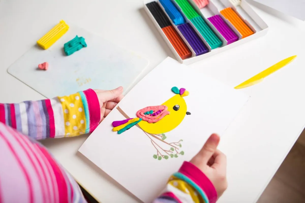 صورة لطفلة تصنع الببغاء