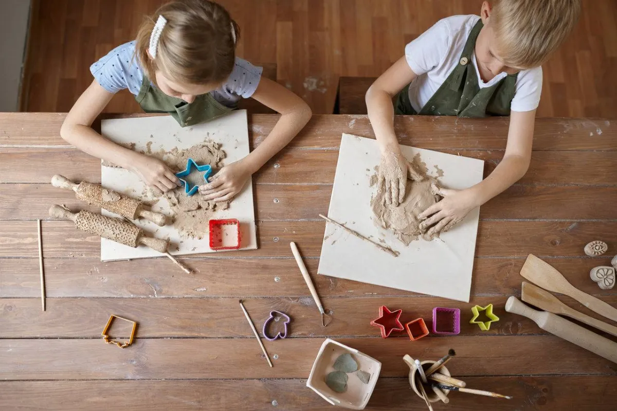 صورة لأطفال يصنعون بسكويت الصلصال