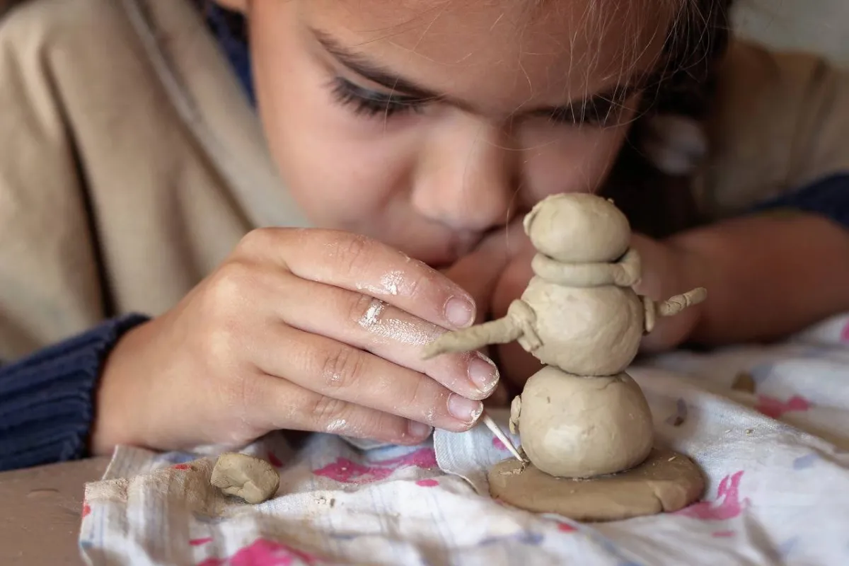 صورة فتاة تصنع فزاعة الكروم