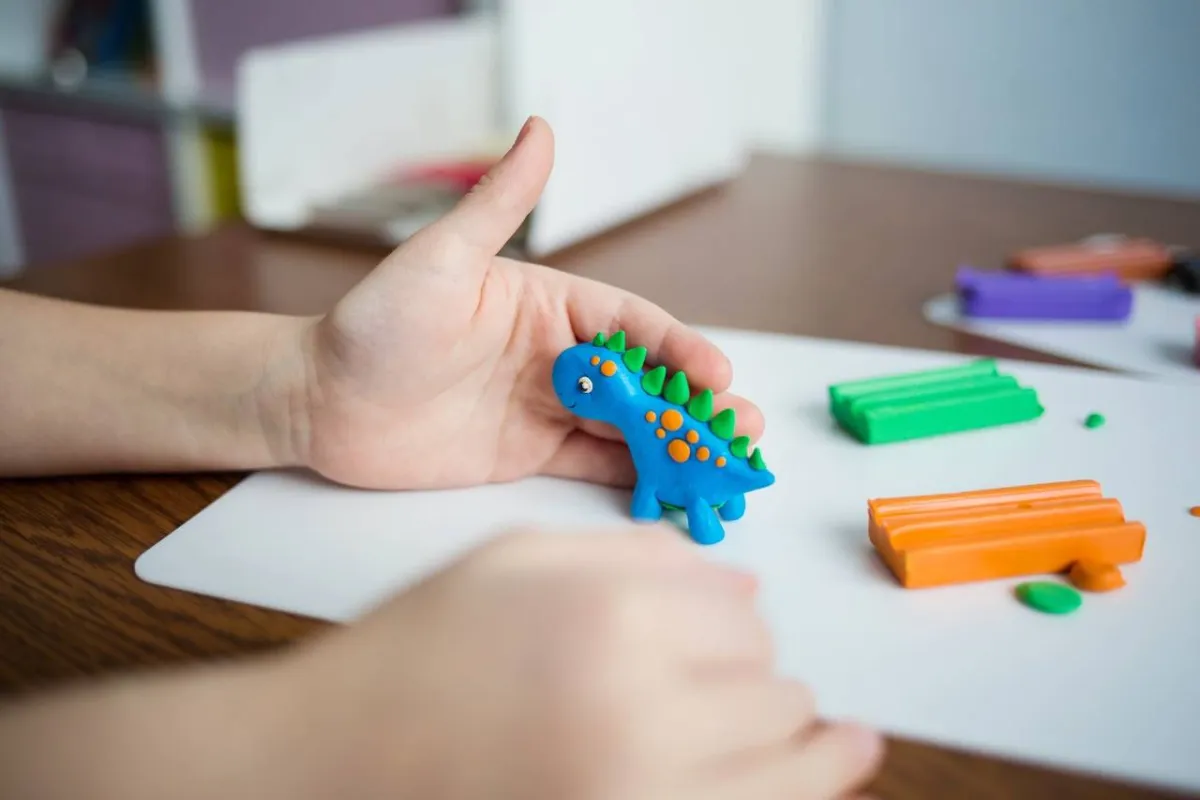 صورة لديناصور من الصلصال