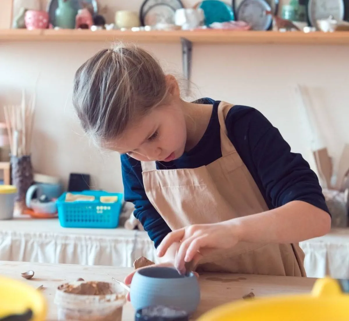 صورة طفلة تستخدم الصلصال