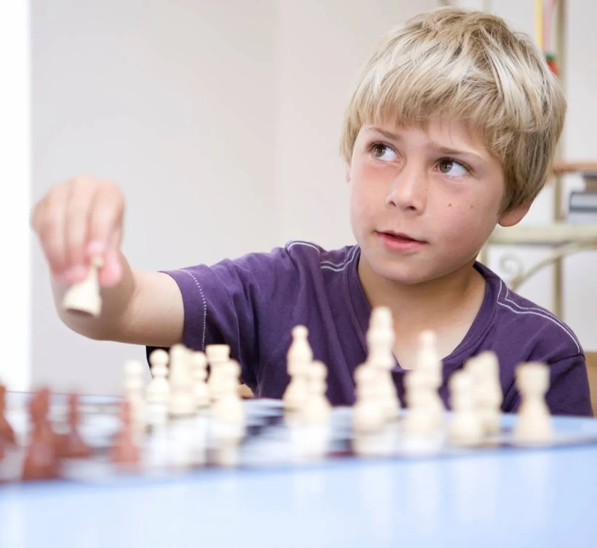 صورة لطفل يبدع في لعبة الأذكياء والملوك وهي الشطرنج