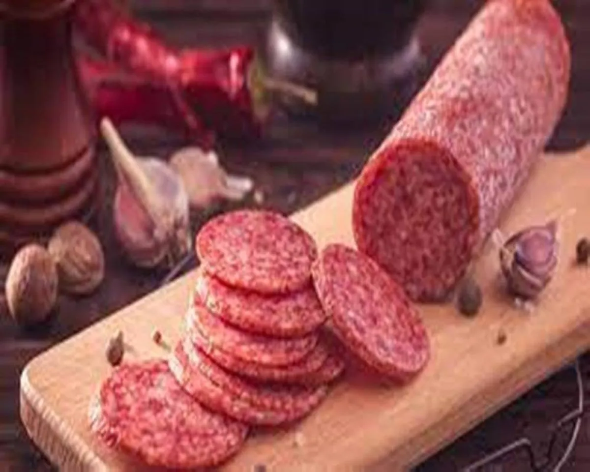 صورة لمجموعة من اللحوم المصنعة