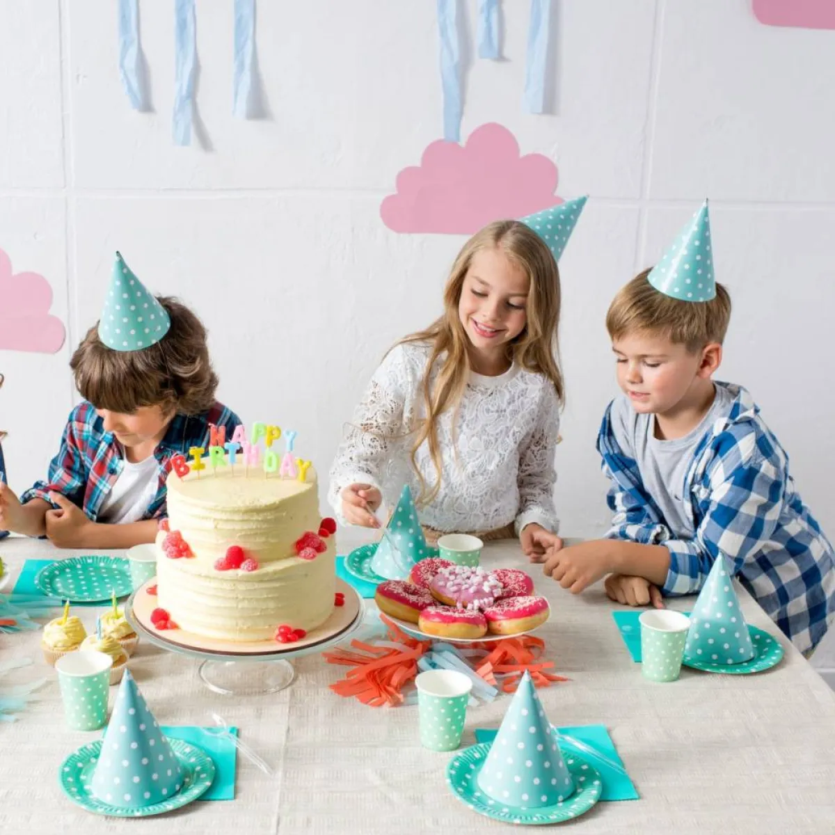 صورة لأطفال يحتفلون