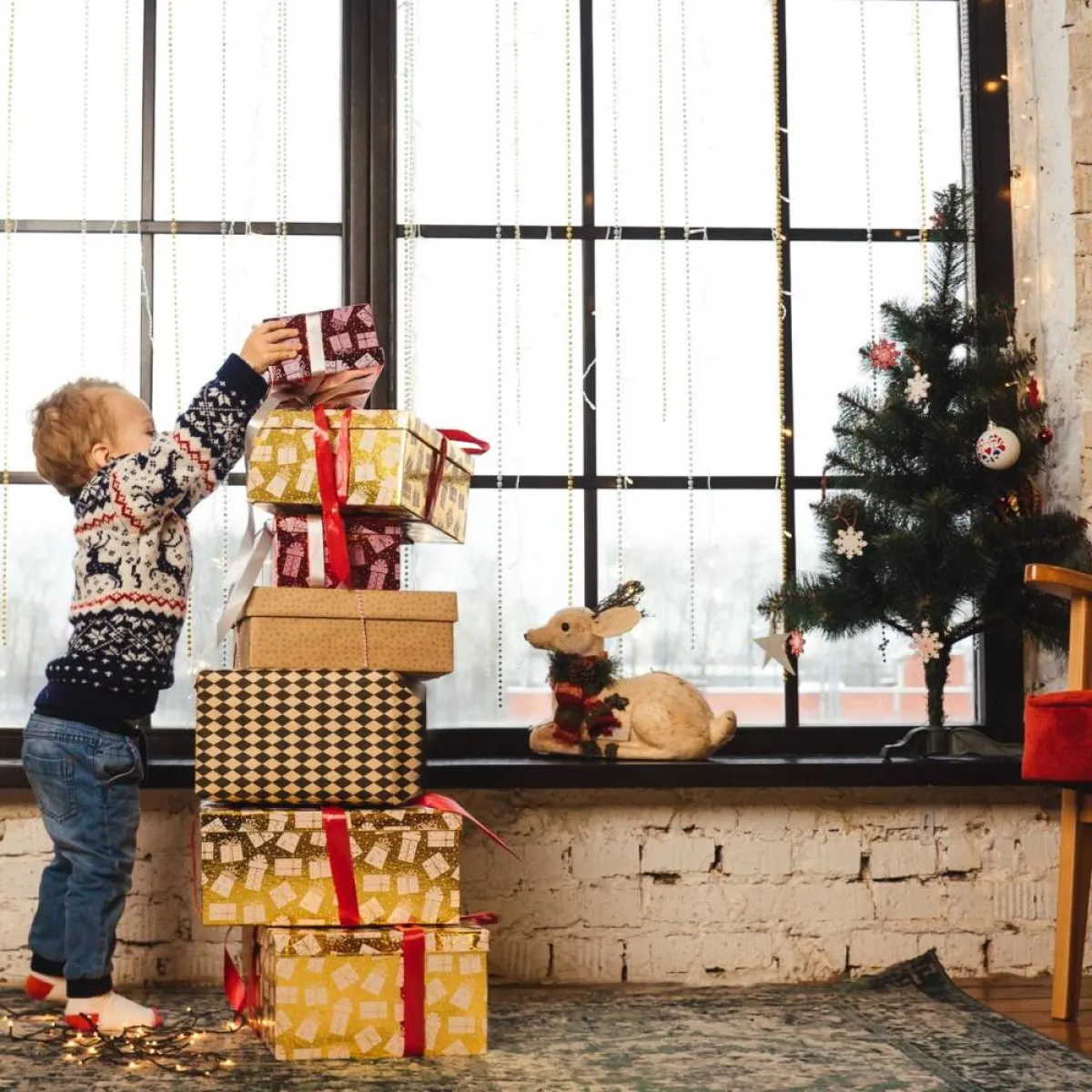 صورة لطفل ومجموعة هدايا