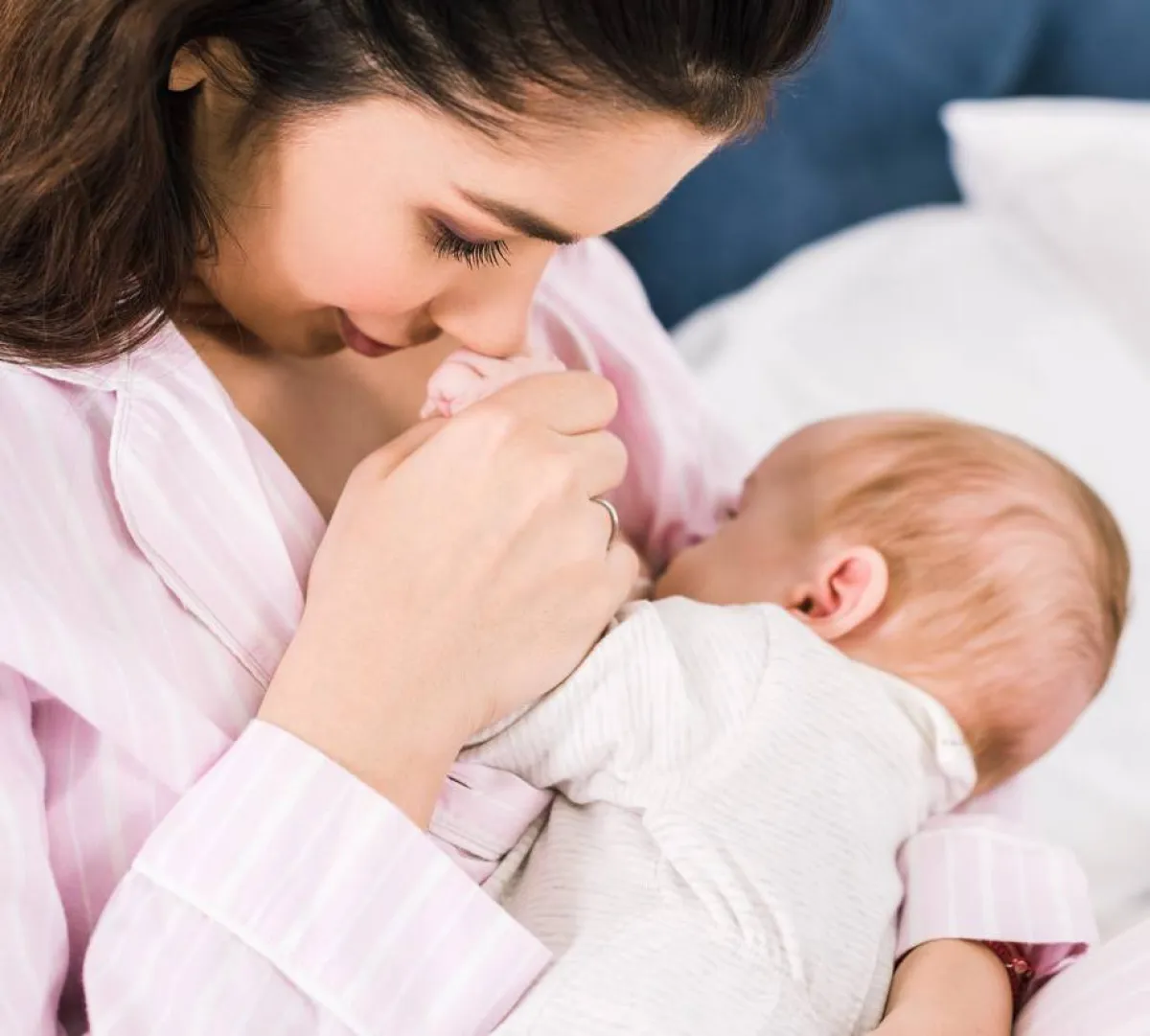 صورة أم ترضع طفلها ليلاً