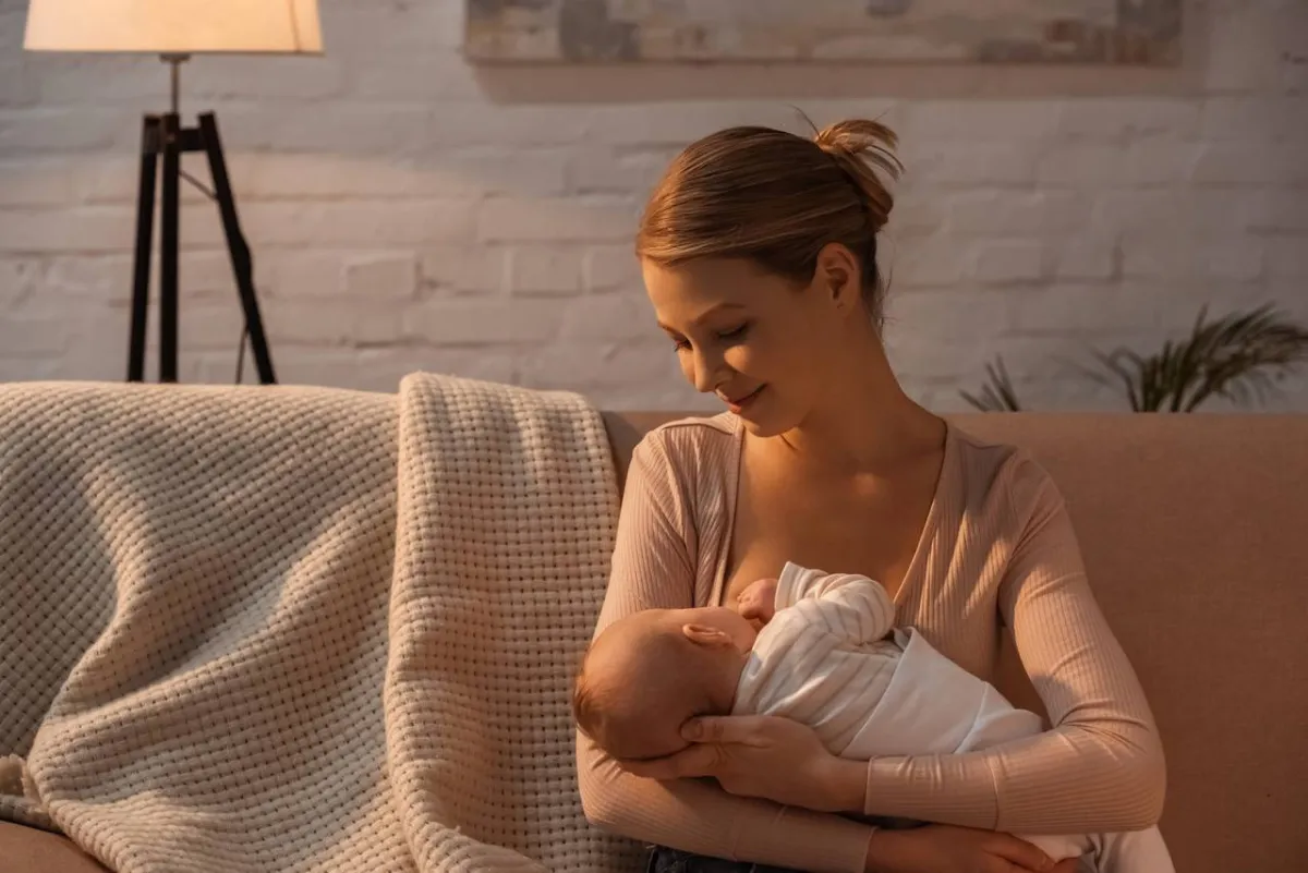 صورة لأم ترضع طفلها