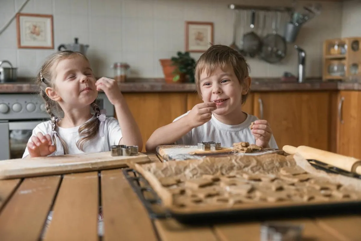 أطفال يعدون البسكويت