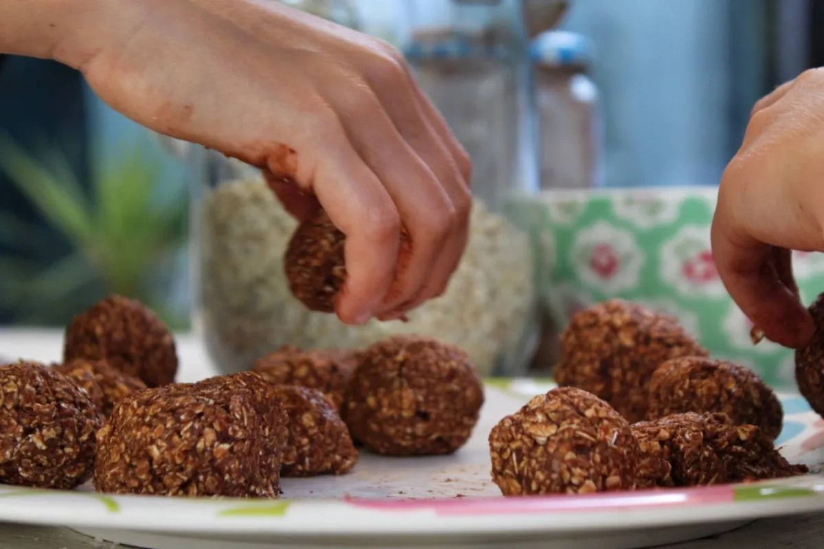 أطفال يعدون كرات الحلوى