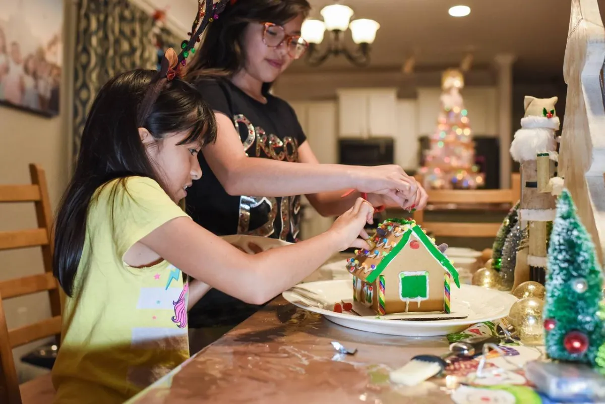 صورة لأطفال يبدعون بيت البسكويت