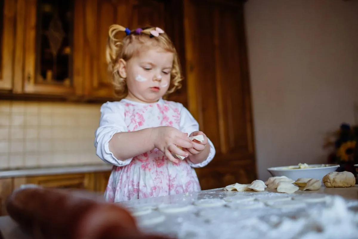 صورة لطفلة تعد وجبتها المفضلة