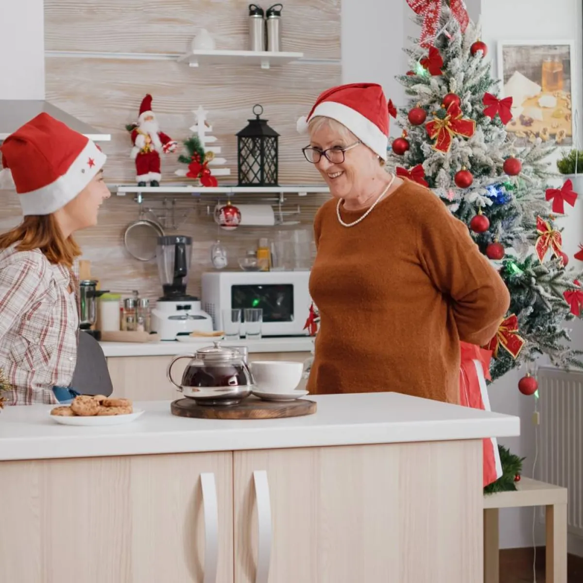 صورة لطفلة تتحدث مع جدتها