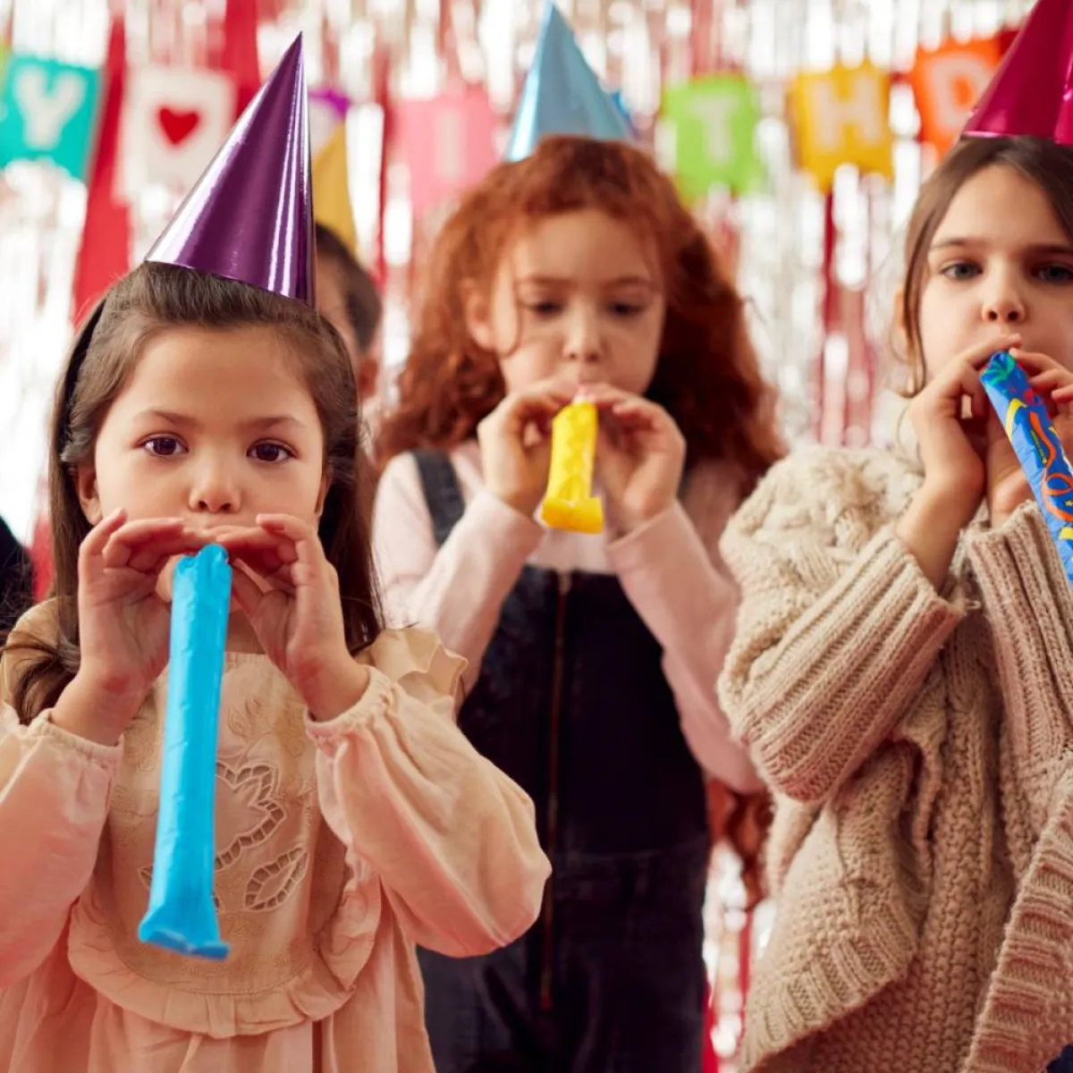 صورة لثلاث فتيات سعيدات