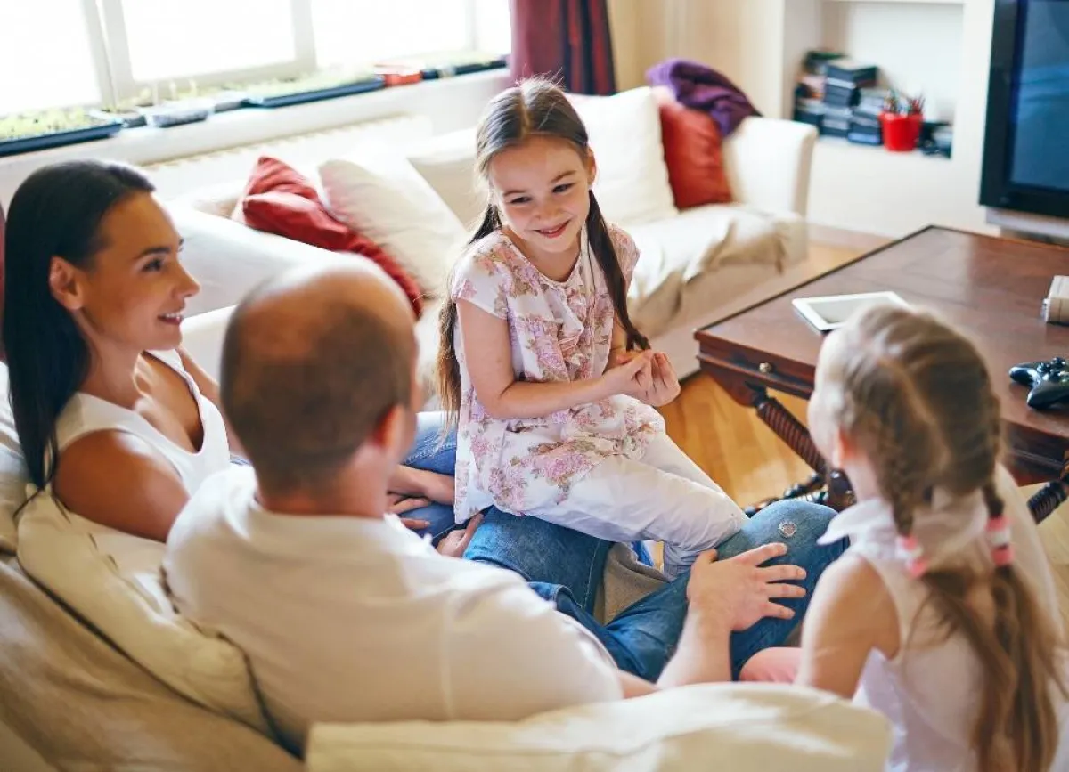 صورة لعائلة سعيدة في غرفة المعيشة