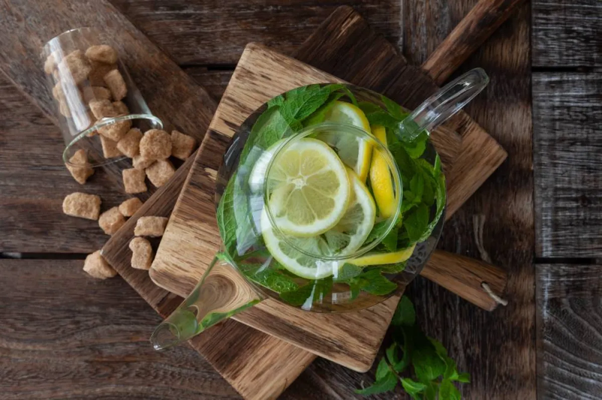 النعناع والليمون المغلي في وصفة معطّرة للمنزل