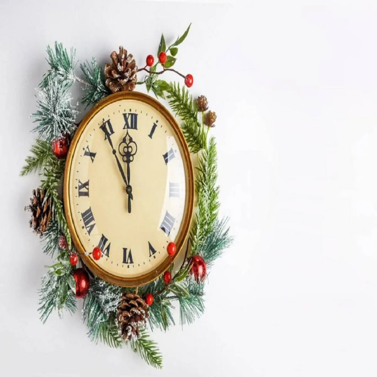 صورة لساعة مزينة بشجرة الكريسماس