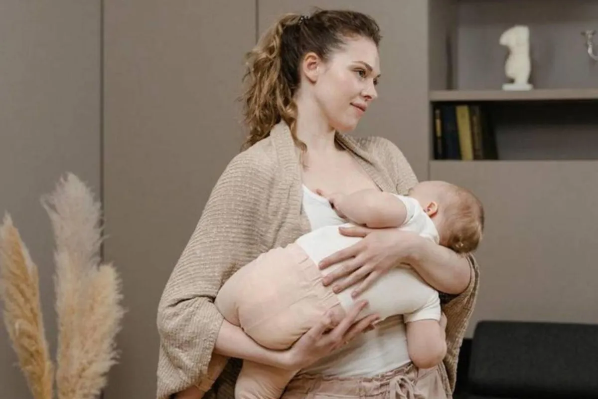 صورة لأم تحمل طفلها