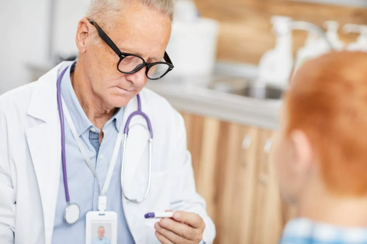 صورة طبيب يفحص الطفل