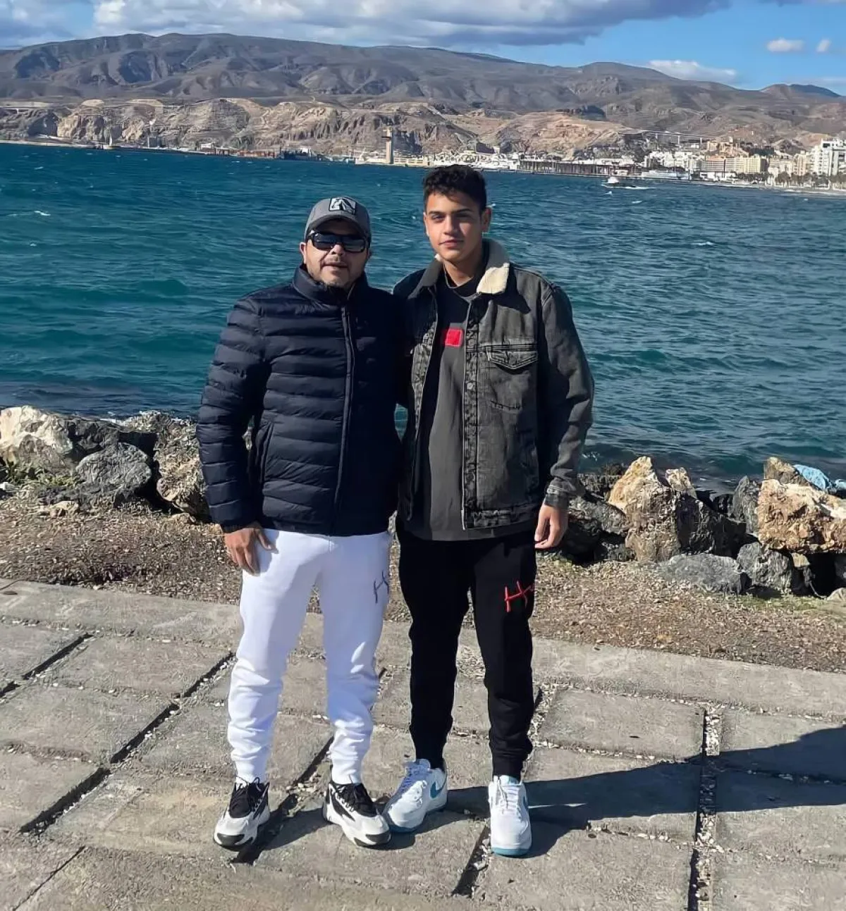 محمد هنيدي  وابنه أحمد - الصورة من حسابه على الفيس بوك