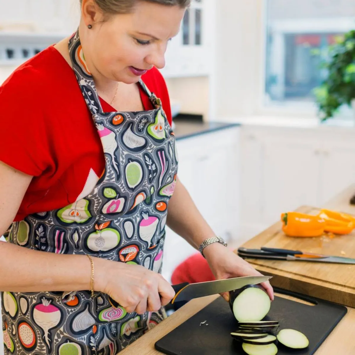 صورة لحامل في المطبخ