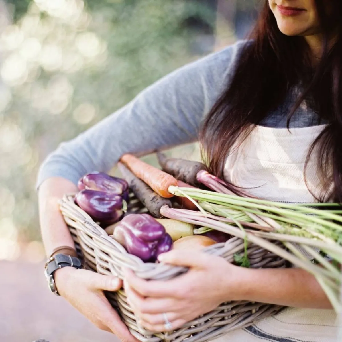 صورة لحامل تحمل سلة خضار