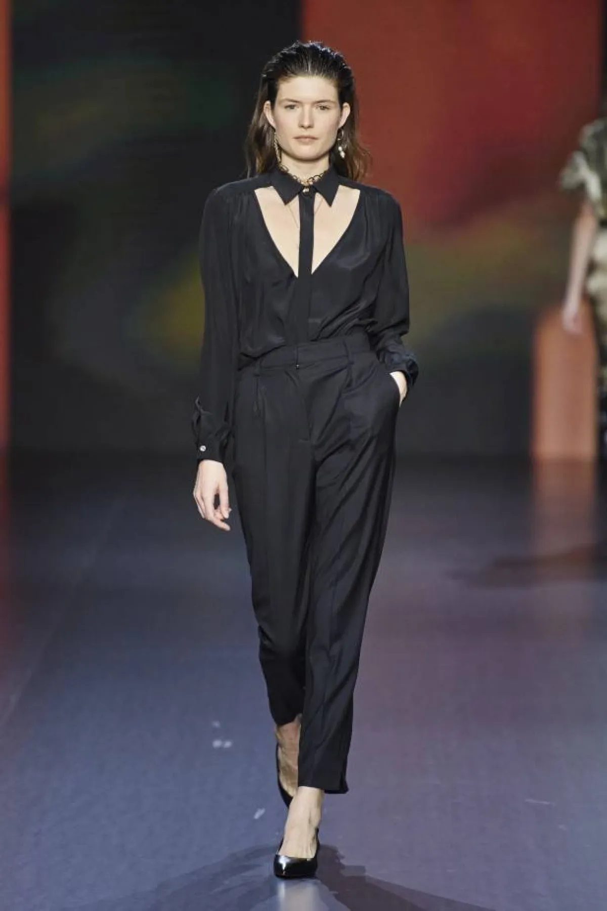 قميص حرير أسود أوفر سايز مع بنطلون كلاسيكي أسود واسع من ألكسندر بلانك