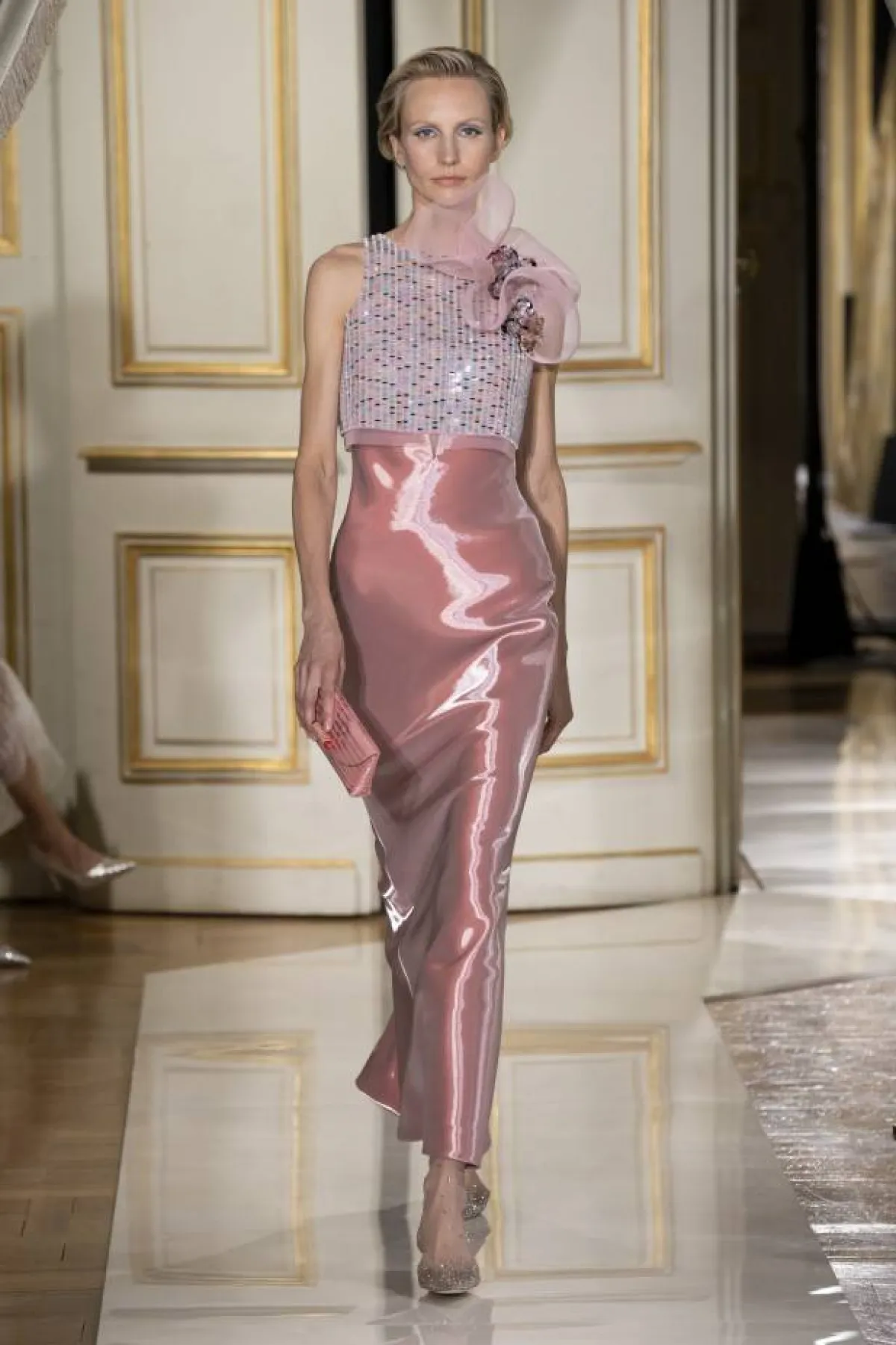 فستان ميتاليك وردي من  أرماني بريفيه  Armani Prive