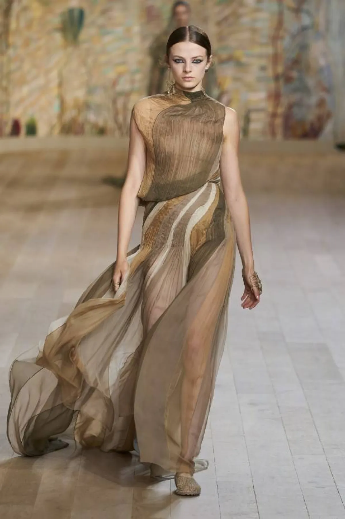 فستان بليسيه بدرجات اللون البني مع توب بدون أكمام من كريستيان ديور 