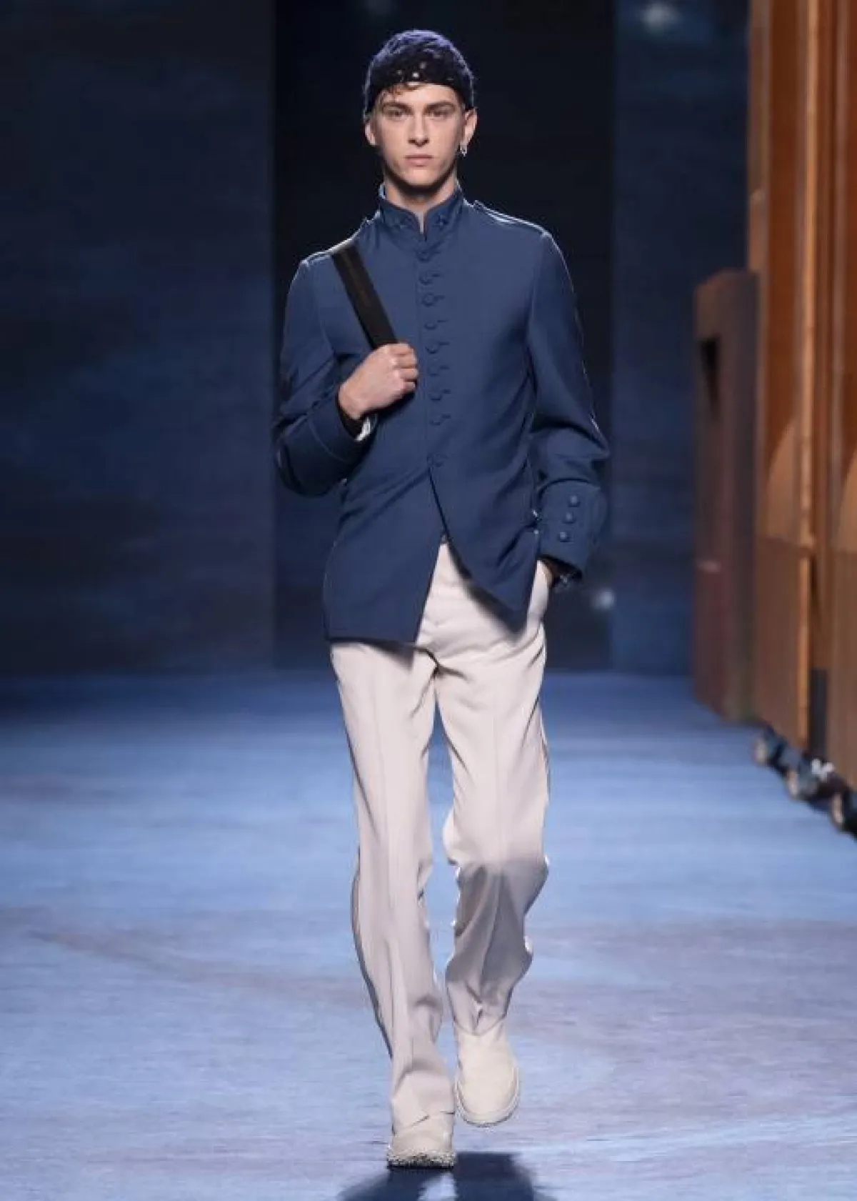 بدلة ببليزر طويل بدون ياقة بأزرار بطول الصدر من ديور Dior