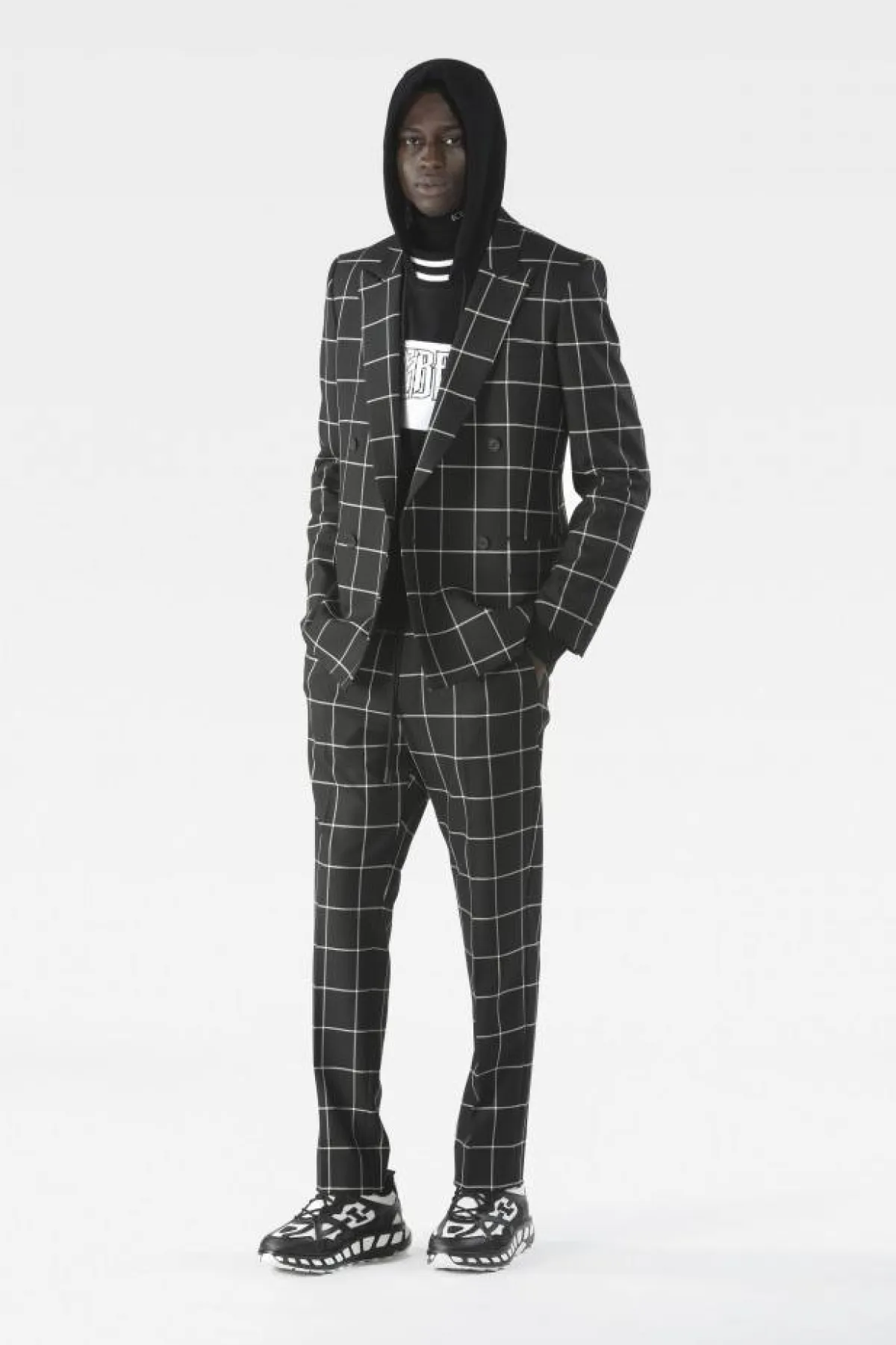 بدلة كاروهات ببليزر قصير بياقة عريضة وبنطلون واسع من  آيسبيرج  Iceberg