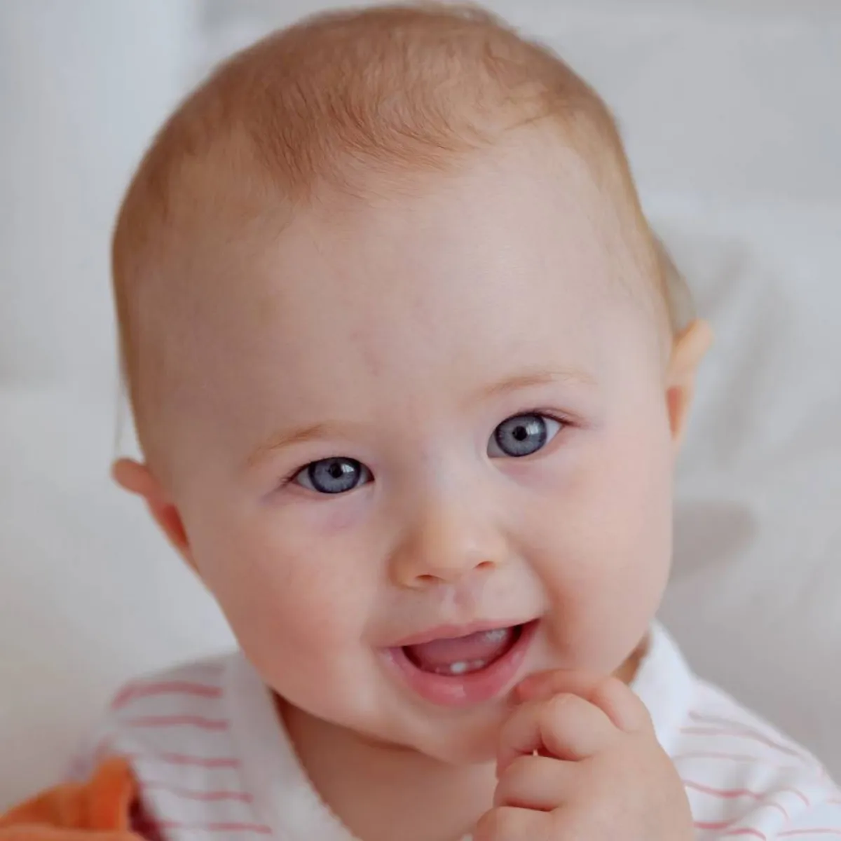 صورة لطفل يظهر سنته الأولىى