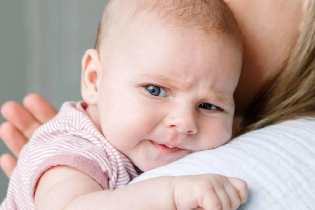 كيف تتعاملين مع الاستفراغ المتكرر عند الأطفال الرضع؟