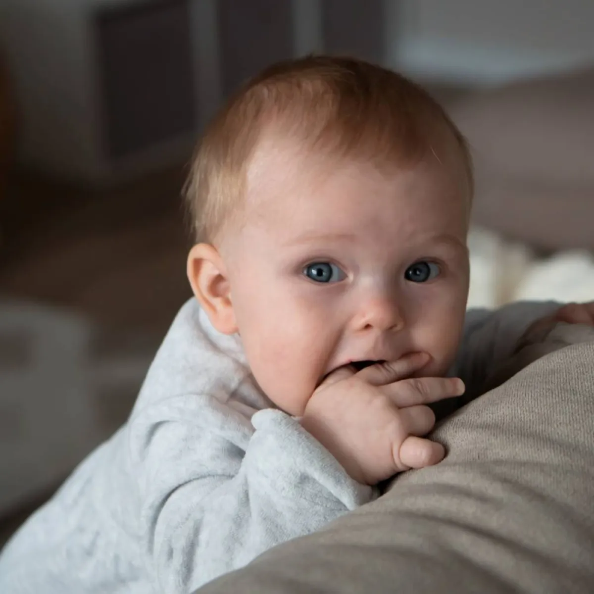 صورة لطفل يسنن