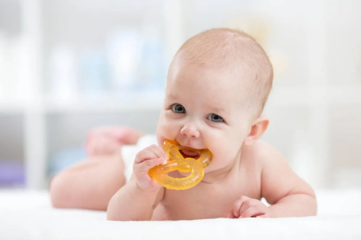 صورة لطفل يسنن