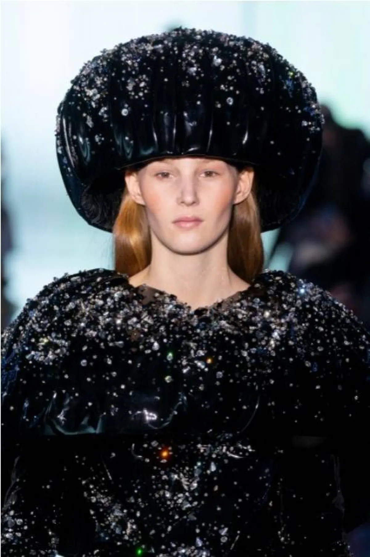 قبعة من الفرو بنفس لون المعطف من ديل كور Del Core