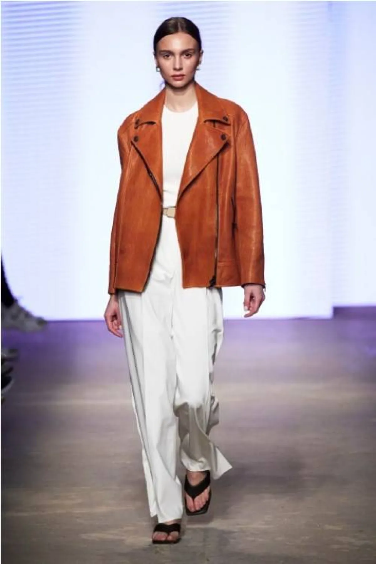 جاكيت كاجوال من الجلد المطفّى بقصّة واسعة من أنسيل  Ansel