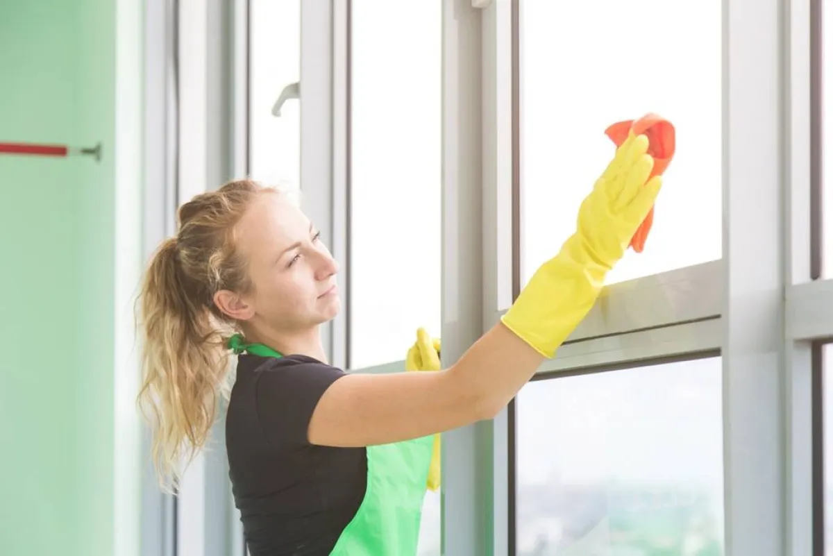 طرق تنظيف الأبواب والنوافذ الألوميتال