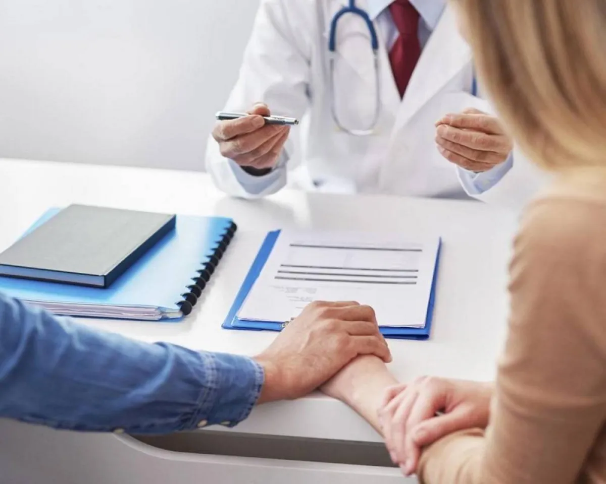 صورة لطبيب يقوم بتشخيص مشاكل الحمل