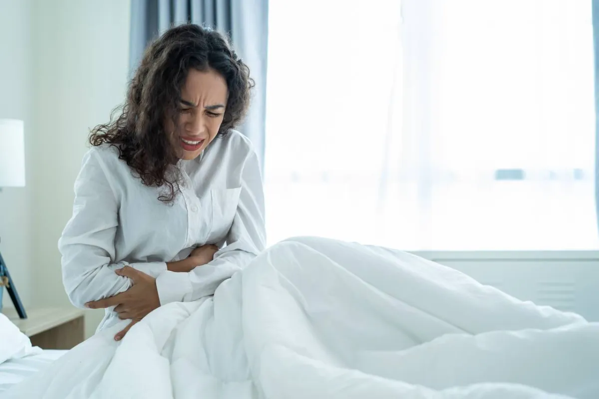 صورة لامرأة تتألم من بطنها