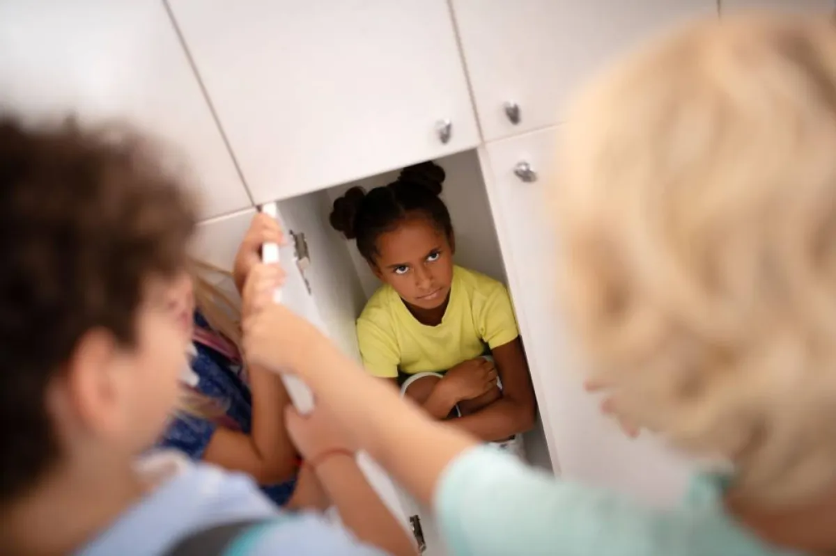 صورة طفلة تتعرض للتنمر