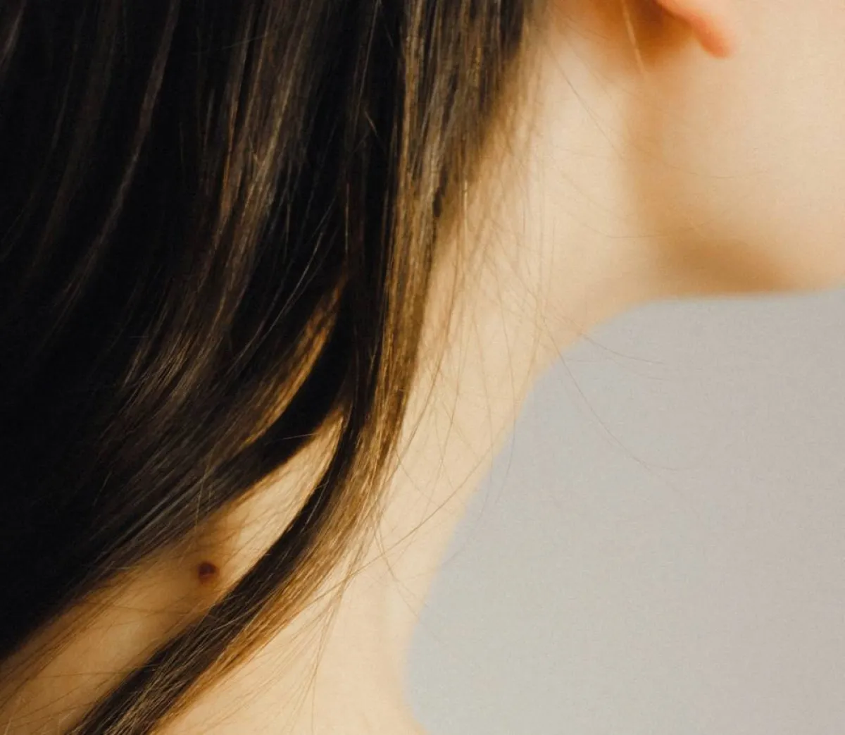 صورة لفتاة طويلة العنق