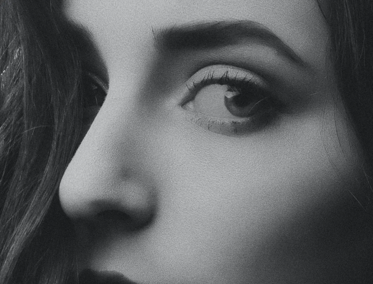 صورة لامرأة جميلة الأنف