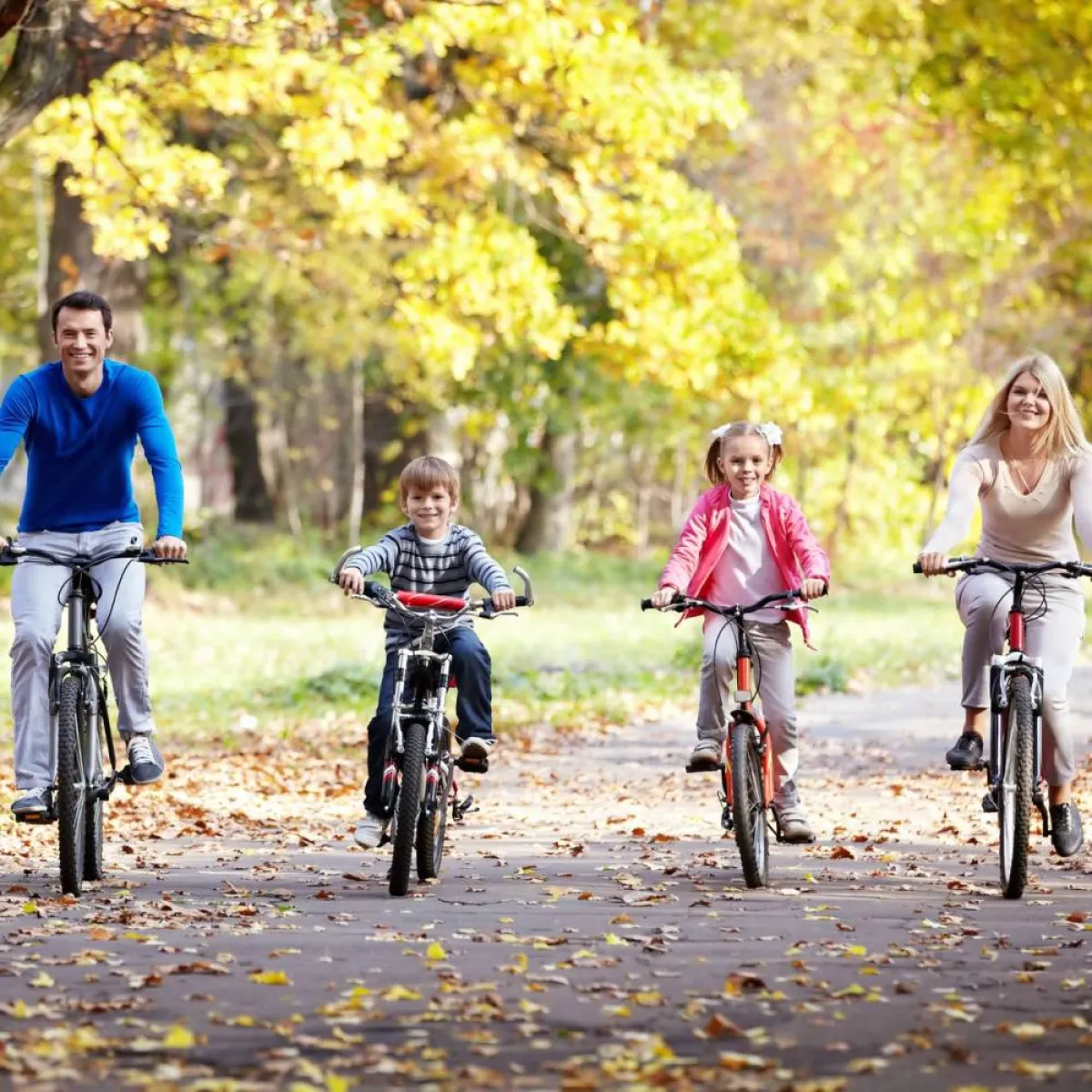  صورة لعائلة سعيدة في رحلة جماعية